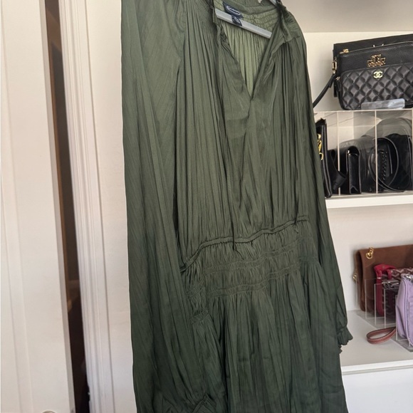 Elegant Green Pleated Dress - Picture 1 of 4